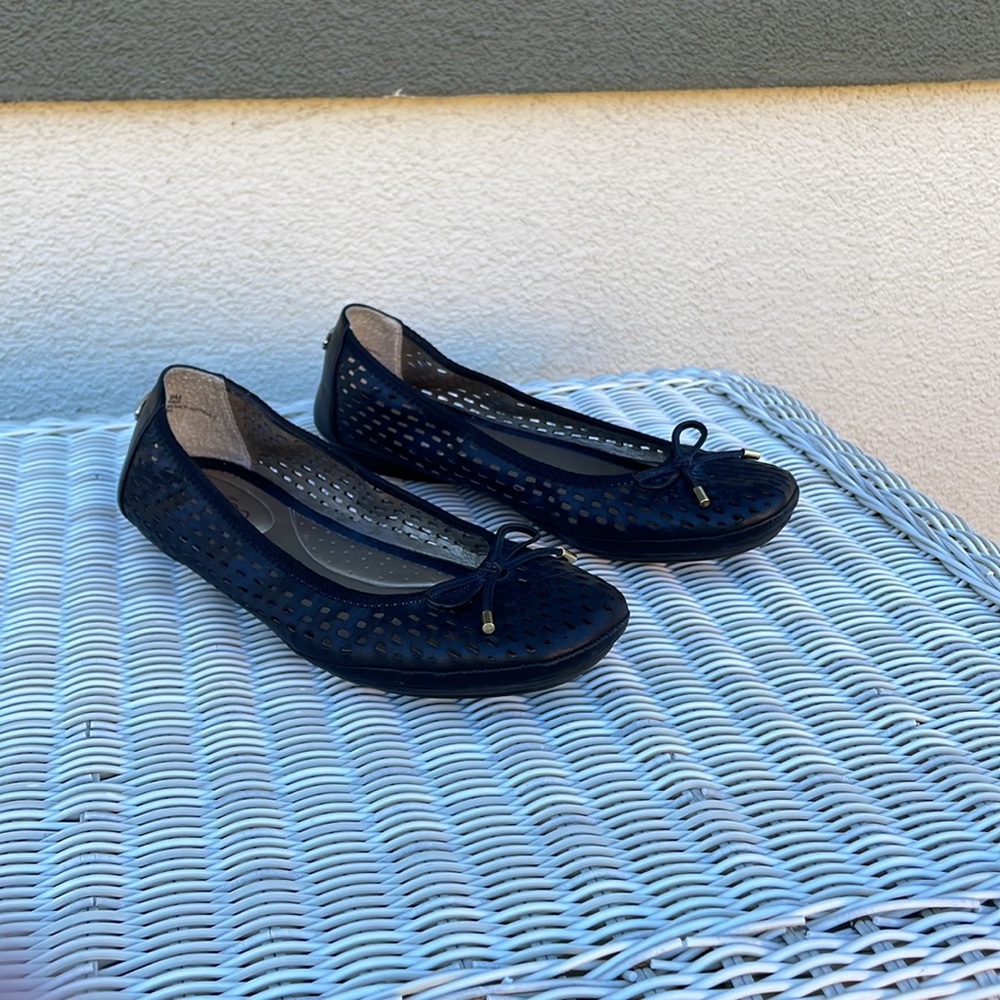 Me Too slip ons size 9 - Picture 2 of 7